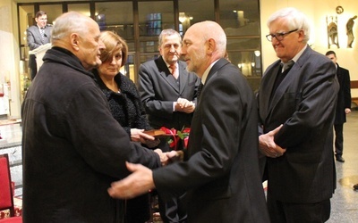 Krystyna i Waldemar Morawcowie odbierają medal Akcji Katolickiej z rąk Andrzeja Kamińskiego, prezesa AK, i Andrzeja Sikory -przewodniczącego kapituły tej nagrody 