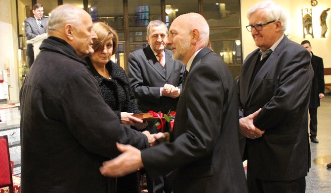 Krystyna i Waldemar Morawcowie odbierają medal Akcji Katolickiej z rąk Andrzeja Kamińskiego, prezesa AK, i Andrzeja Sikory -przewodniczącego kapituły tej nagrody 