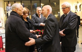 Krystyna i Waldemar Morawcowie odbierają medal Akcji Katolickiej z rąk Andrzeja Kamińskiego, prezesa AK, i Andrzeja Sikory -przewodniczącego kapituły tej nagrody 
