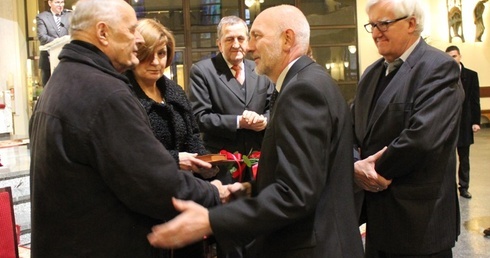 Krystyna i Waldemar Morawcowie odbierają medal Akcji Katolickiej z rąk Andrzeja Kamińskiego, prezesa AK, i Andrzeja Sikory -przewodniczącego kapituły tej nagrody 