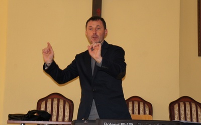 Paweł Bębenek poprowadził warsztaty liturgiczno-muzyczne w salezjańskim ośrodku w Kutnie - Woźniakowie