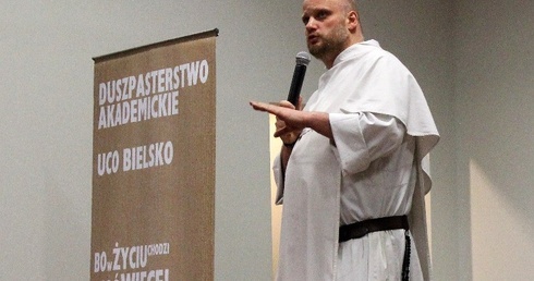 Znany dominikanin spotkał się w auli bielskiej ATH z tłumem słuchaczy