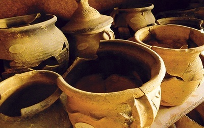 Znalezisko ceramiki późnośredniowiecznej to jeden z największych zbiorów garncarstwa śląskiego z przełomu wieków XV i XVI