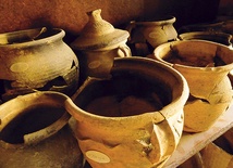 Znalezisko ceramiki późnośredniowiecznej to jeden z największych zbiorów garncarstwa śląskiego z przełomu wieków XV i XVI