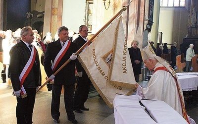  23 listopada w katedrze bp Ignacy Dec poświęcił sztandar AK 