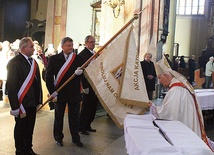  23 listopada w katedrze bp Ignacy Dec poświęcił sztandar AK 