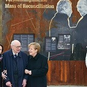  Ewa Kopacz, Władysław Bartoszewski i Angela Merkel podczas zwiedzania wystawy  „Odwaga i Pojednanie”