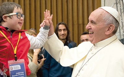 22.11.2014. Watykan. Papież Franciszek z dzieckiem podczas spotkania z pracownikami służby zdrowia. 