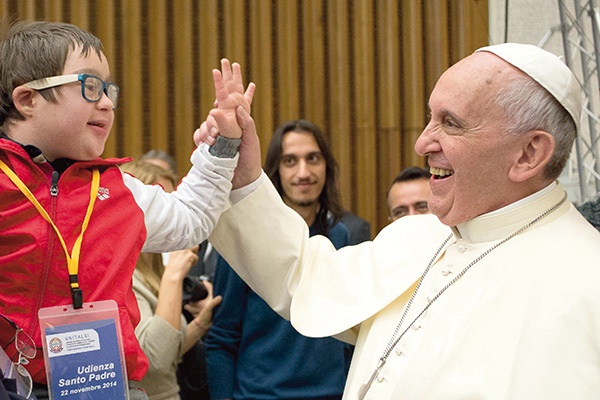 22.11.2014. Watykan. Papież Franciszek z dzieckiem podczas spotkania z pracownikami służby zdrowia. 