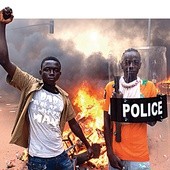 Uczestnicy protestów przed parlamentem w stolicy Burkina Faso w październiku 2014 r. Demonstracje zdesperowanej młodzieży doprowadziły do obalenia prezydenta tego kraju