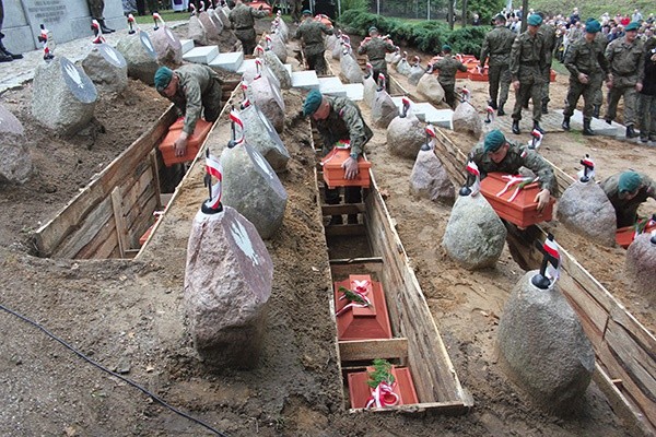 Cmentarz wojenny w Kopnej Górze koło Supraśla kryje prochy 46 powstańców listopadowych 