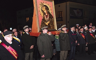  W czasie procesji obraz Matki Bożej nieśli przedstawiciele służb mundurowych