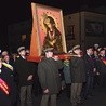  W czasie procesji obraz Matki Bożej nieśli przedstawiciele służb mundurowych