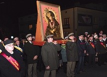  W czasie procesji obraz Matki Bożej nieśli przedstawiciele służb mundurowych