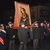  W czasie procesji obraz Matki Bożej nieśli przedstawiciele służb mundurowych