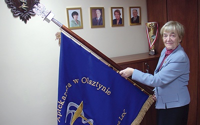 Mgr Joanna Murawska prezentuje nowy sztandar olsztyńskiej izby