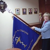 Mgr Joanna Murawska prezentuje nowy sztandar olsztyńskiej izby