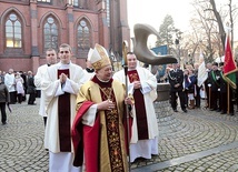 Przed katedrą ustawiły się poczty sztandarowe delegacji, które przyjechały na uroczystość