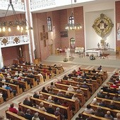 W prezbiterium w ołtarzu głównym znajduje się ikona Matki Bożej Dobrej Drogi