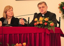  O rodzinie w Biblii, władzy ojca i kobiecym zasłuchaniu w słowo Boże mówił ks. dr hab. Sławomir Stasiak (na zdjęciu z Martą Wilczyńską)