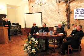 W drugiej części sympozjum prelegenci zostali zaproszeni do dyskusji, którą poprowadził ks. prof. Ireneusz Mroczkowski