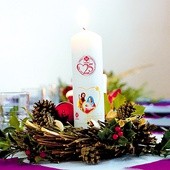  Tegoroczne świece przypominają o jubileuszu 25-lecia Caritas Archidiecezji Wrocławskiej 