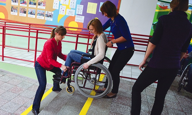 Pedagodzy uczyli się,  jak bezpiecznie asekurować osobę jadącą na wózku