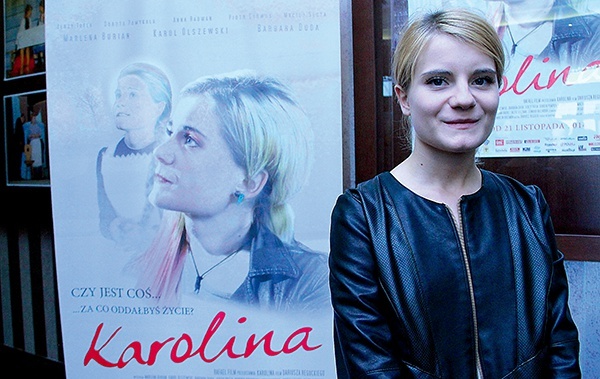  W Niecieczy 15 listopada odbyła się premiera filmu „Karolina”. Główną tytułową rolę gra w nim Marlena Burian. Poza amatorami zaangażowano do produkcji gwiazdy kina i teatru: Jerzego Trelę, Dorotę Pomykałę, Annę Radwan. Gra w filmie również Piotr Cyrwus: – Chciałem zadać kłam opiniom, że my, katolicy, nie potrafimy zrobić czegoś wartościowego.   Kto dotychczas wiedział o bł. Karolinie? Myślę, że teraz będą wiedzieli wszyscy – mówi