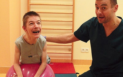 Dziewiętnastoletni Dominik, chory na porażenie mózgowe, podczas rehabilitacji prowadzonej przez Kamila Górala