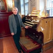  Prof. Julian Gembalski przy organach z kościoła NSPJ w Gliwicach