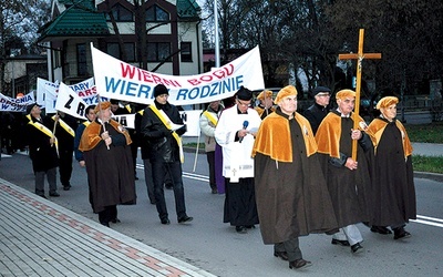 Powyżej: Tarnobrzescy mężczyźni  pokazali przywiązanie do wiary