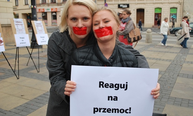 Przemoc wobec kobiet może boleć bez bicia