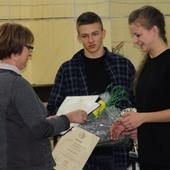 Jan Suszyński i Iga Filipowska zajęli pierwsze miejsca w klasyfikacji indywidualnej w dwuboju siłowym. Dyplomy wręcza Elżbieta Bocheńska, dyrektor XI LO