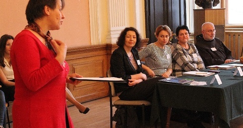 Dorota Kania, prezes cieszyńskeigo hospicjum (z lewej), i prelegenci konferencji o pomocy osobom przeżywającym żałobę