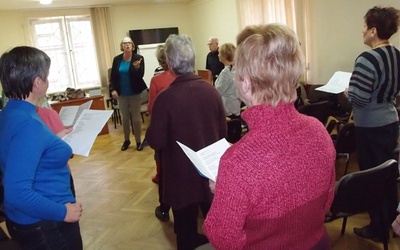 Seniorzy śpiewają gospel