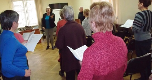 Seniorzy śpiewają gospel