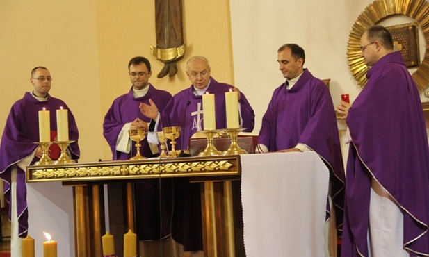 Eucharystii przewodniczył ks. Stanisław Łabendowicz (w środku). Od lewej stoją wizytatorzy katechezy: ks.  Dariusz Frydrych, ks. Wojciech Wojtyła, ks. Andrzej Gozdur i ks. Stanisław Piekielnik