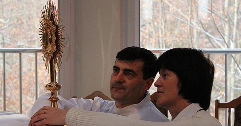 Przy monstancji z Najświętszym Sakramentem każde małżeństwo mogło oddać swoje życie Jezusowi. Na zdjęciu: Stanisława i Janusz Stasicowie