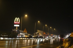 Korek przed skrzyżowaniem i stacją benzynową w Jasienicy