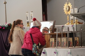 W Pionkach podczas adoracji Najświętszego Sakramentu obecni na Apelu Młodych napisali na lustrze swoje imiona