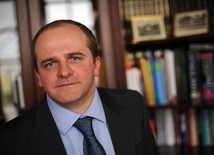 dr Paweł Kowal </br></br> historyk i politolog,  były wiceminister spraw zagranicznych, 2009–2014 poseł do Parlamentu Europejskiego, zajmował się obserwacją wyborów w ramach misji OBWE.