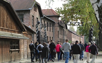 Wizyta w Auschwitz może być nie tylko lekcją historii, ale wstępem do dialogu  – wskazują autorzy projektu „Przez wspólną historię  – ku przyszłości” 