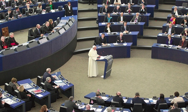 W Parlamencie Europejskim papież Franciszek 25 listopada apelował o to samo, o co zawsze dopominali się Jan Paweł II i Benedykt XVI – by Europa nie wypierała się swoich chrześcijańskich korzeni, ale czerpała z nich żywotne soki na przyszłość