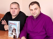 Autorzy – Piotr Czepiel i Piotr Duma – ze swoim pierwszym dziełem