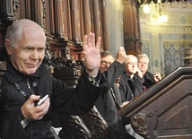 Powyżej: Ks. prof. Wojciech Góralski w czasie synodalnych prac