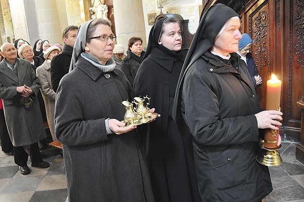  Przedstawicielki wspólnot zakonnych z diecezji płockiej: misjonarka Świętej Rodziny z Mławy, pasjonistka św. Pawła od Krzyża z Przasnysza i misjonarka klaretynka z Modlina w procesji z darami do ołtarza