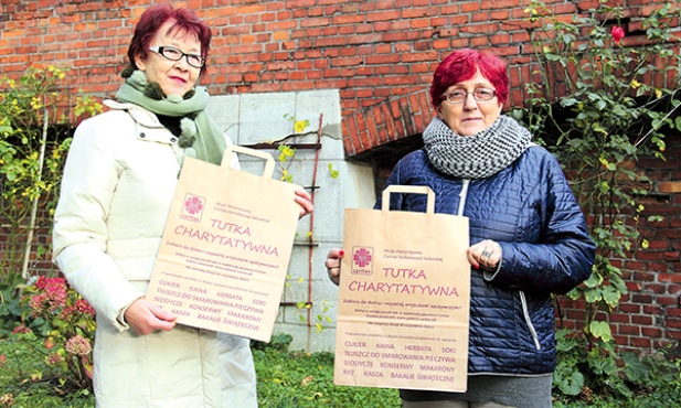 Leokadia Silna (z lewej) i Helena Pasierbska od wielu lat są wolontariuszkami parafialnego zespołu Caritas
