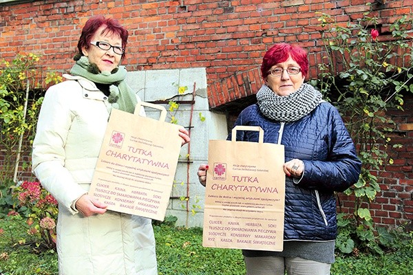 Leokadia Silna (z lewej) i Helena Pasierbska od wielu lat są wolontariuszkami parafialnego zespołu Caritas
