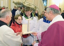  Repliki symboli ŚDM młodzi ze swoimi duszpasterzami zabierali do rodzinnych parafii