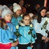  Dziewczynki z DSM w Łączkach Brzeskich na obraz Pana Jezusa  czekały z białymi różami